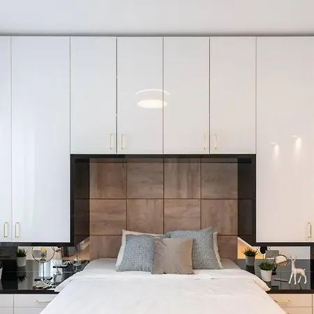 Apartment Old Town Poiana 7 *