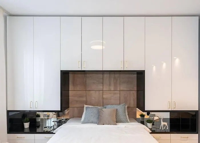 Апартаменти Old Town Poiana 7 *